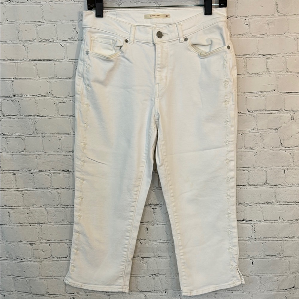 Levi’s Women's White embroidered classic Capri Jeans New